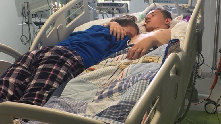 La historia de amor detrás de una desgarradora foto en un hospital