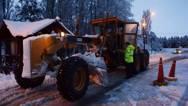 Vialidad sigue limpiando las rutas tras el temporal de nieve