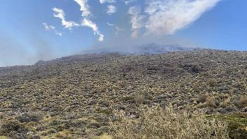 El personal del Sistema Provincial de Manejo del Fuego de Chos Malal, que contó con la asistencia de un helicóptero. El personal del Sistema Provincial de Manejo del Fuego de Chos Malal, que contó con la asistencia de un helicóptero.