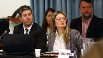 El defensor Pablo Gutiérrez asiste a Ariel Krom.