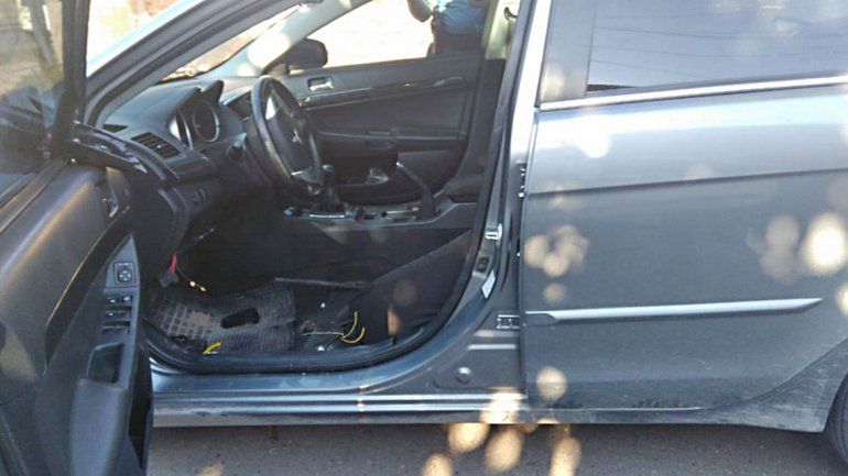Robaron un auto y le sacaron hasta los asientos