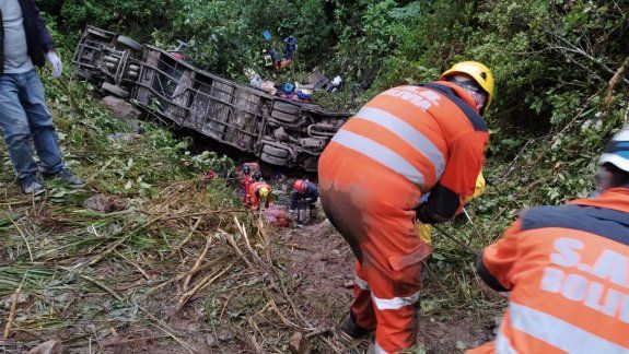 Otra tragedia sacude a Bolivia: 20 muertos al desbarrancar un micro