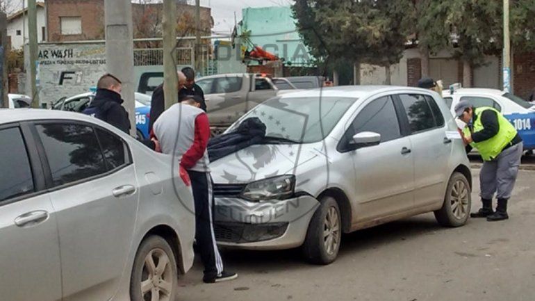 Chocó a otro auto, llegó la Policía y le encontró envoltorios con marihuana