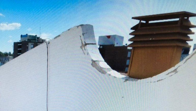 La terraza donde los criminalistas observaron rastros y colillas de cigarrillo. La altura es de unos 15 metros.