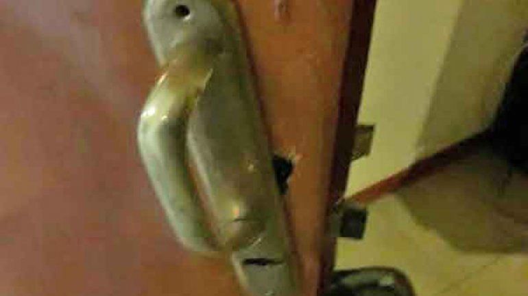 La cerradura dañada de la puerta de entrada a la casa.