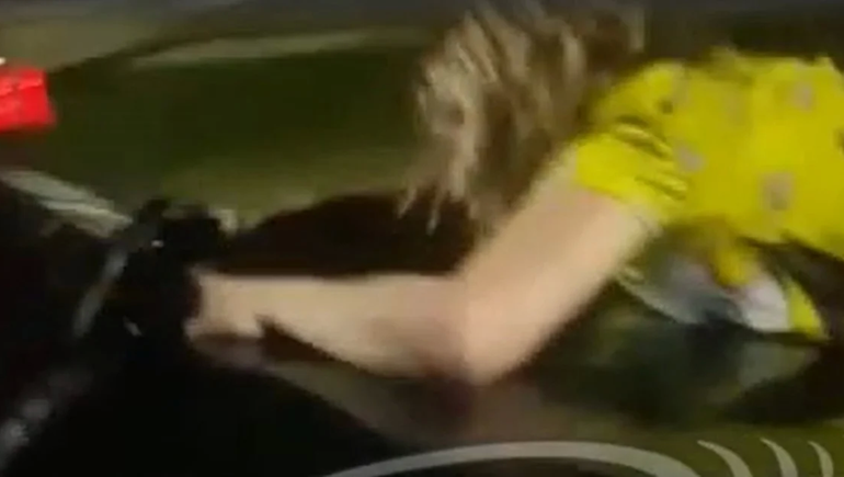 Video: se robó el auto que había vendido y la nueva dueña se resistió