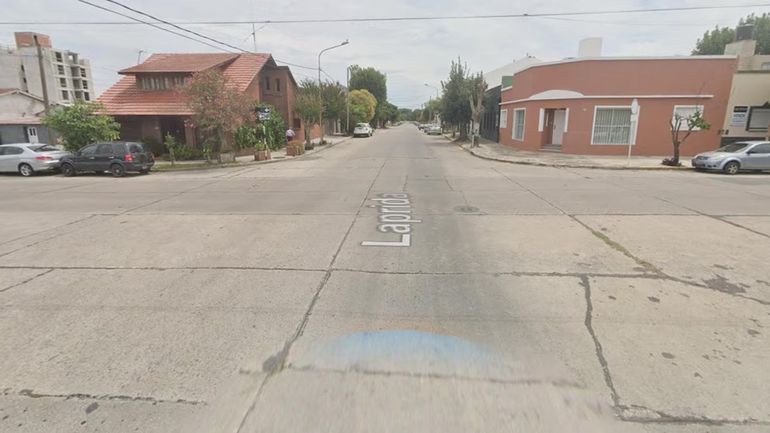 El aberrante hecho ocurrió en el cruce de las calles Laprida y España, en el barrio San José. 