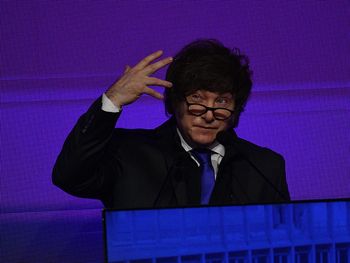 El relato oficial busca mostrar un retorno triunfante, pero el endeudamiento caro, la dependencia de jugadores locales y el aumento de la deuda bruta exponen otra cara del momento financiero. El relato oficial busca mostrar un retorno triunfante, pero el endeudamiento caro, la dependencia de jugadores locales y el aumento de la deuda bruta exponen otra cara del momento financiero.