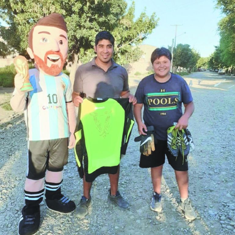 Este fin de semana, entregaron 12 pares de botines y ropa de arquero.