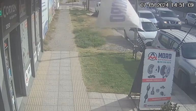 Pese a la violencia del choque no se registraron personas heridas. Pese a la violencia del choque no se registraron personas heridas.