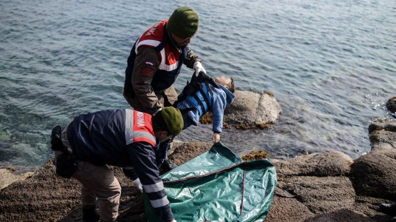 Mueren 33 refugiados al intentar llegar en bote a Grecia