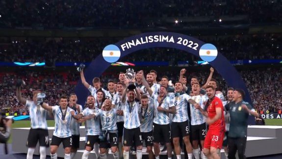 ¡Argentina Campeón! Así levantó la copa Leo Messi