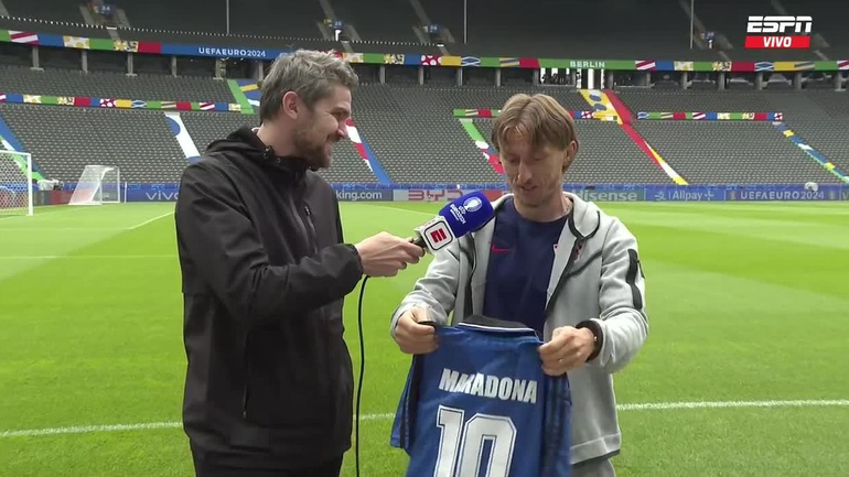 El regalo del periodista Fran Cánepa a Modric El regalo del periodista Fran Cánepa a Modric