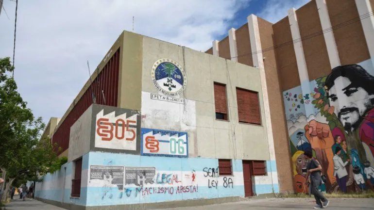 El grave hecho ocurrió en la EPET N°8. El grave hecho ocurrió en la EPET N°8.