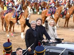 El presidente Milei, el ministro Caputo y Karina Milei; la otra triada que se presentó en Palermo. El presidente Milei, el ministro Caputo y Karina Milei; la otra triada que se presentó en Palermo.