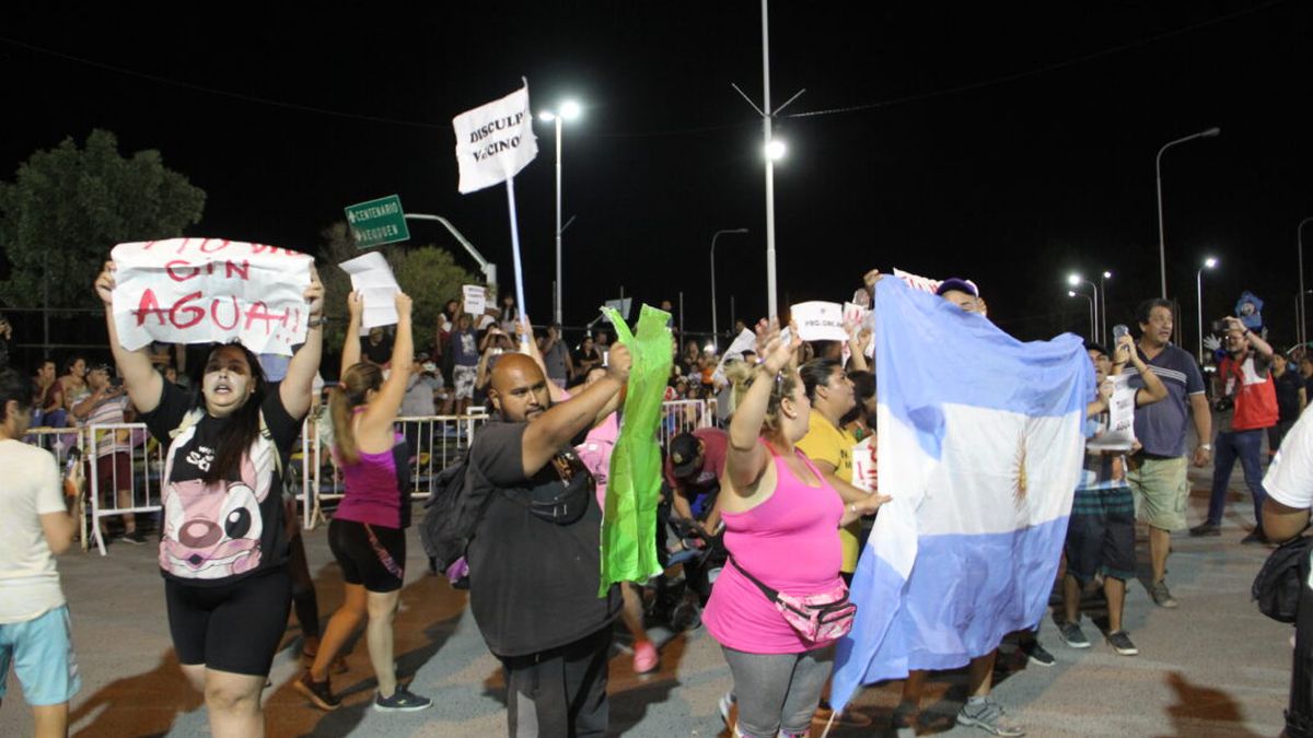 Festejos, piñas y protesta en la primera noche del Carnaval de Centenario thumbnail