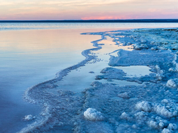 Las Salinas del Gualicho están ubicadas a solo 60 kilómetros del balneario Las Grutas, se trata de las segundas salinas más grandes de Sudamérica. Las Salinas del Gualicho están ubicadas a solo 60 kilómetros del balneario Las Grutas, se trata de las segundas salinas más grandes de Sudamérica.
