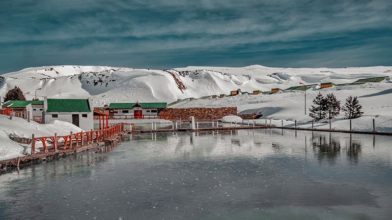 El lago de Caviahue, congelado en pleno invierno.