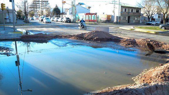 Se rompió un caño y se formó una pileta de líquidos cloacales