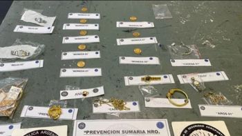 azafata de aerolineas argentinas detenida por contrabando de costosos relojes, joyas y celulares azafata de aerolineas argentinas detenida por contrabando de costosos relojes, joyas y celulares