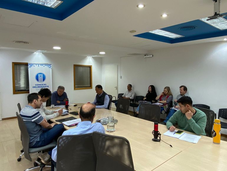 Concejales durante una reunión en la que analizaron la regularización de lotes de asentamientos de Neuquén.