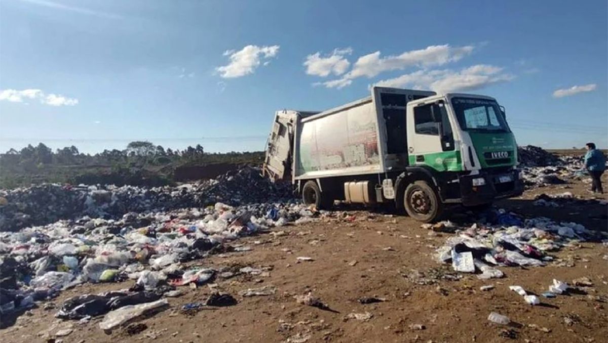 Buscaba basura y lo aplastó y mató un camión recolector