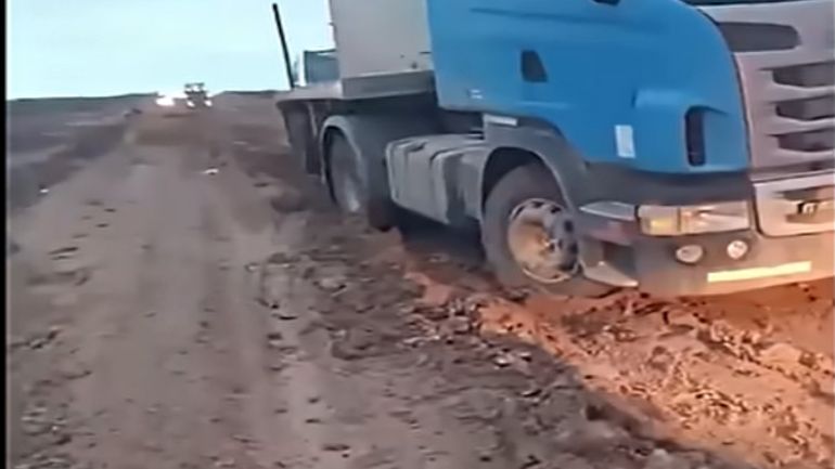 Camión atascado en la Ruta 4 de Chubut. Camión atascado en la Ruta 4 de Chubut.