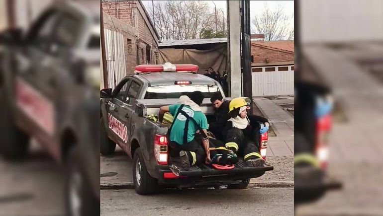 Las víctimas fueron trasladadas de urgencia en una camioneta de Bomberos.