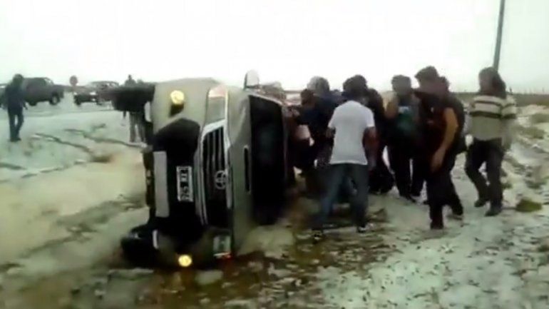 Por la lluvia, se despistó y volcó en la Ruta 22