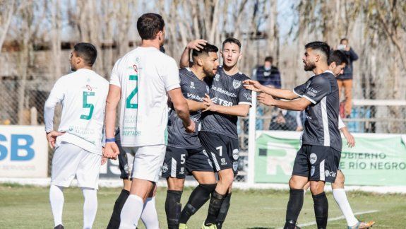 El festejo de gol de Mellado y sus compañeros.