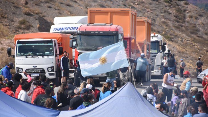 Trabajadores autoconvocados de la salud cortar la ruta en Añelo e impiden el paso de camiones. Foto: Sebastián Fariña Petersen/LMNeuquén.