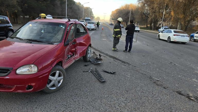 Ruta 7 sin semáforos: choque entre dos autos dejó un herido