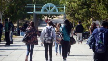 proponen que se cobre un impuesto a casinos y petroleras para becas universitarias proponen que se cobre un impuesto a casinos y petroleras para becas universitarias