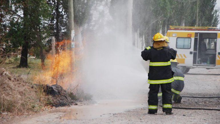El petardo dañó una extensión de la red y se produjo un incendio. Los bomberos tuvieron que bombear agua por cuatro horas para que no se extendiera.