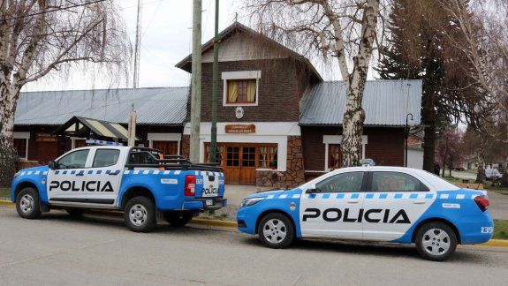 Un joven se peleó con su novia y se colgó en la plaza