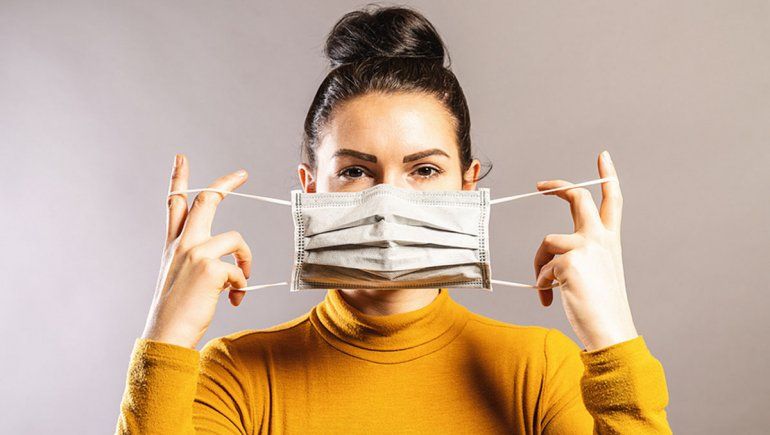 COVID: recomiendan usar dos barbijos para mejorar la protección