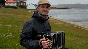 El músico bahiense Alejandro Pereyra interpretó una versión instrumental del Himno Nacional Argentino durante su paso por las Islas Malvinas. | LM Neuquen El músico bahiense Alejandro Pereyra interpretó una versión instrumental del Himno Nacional Argentino durante su paso por las Islas Malvinas.