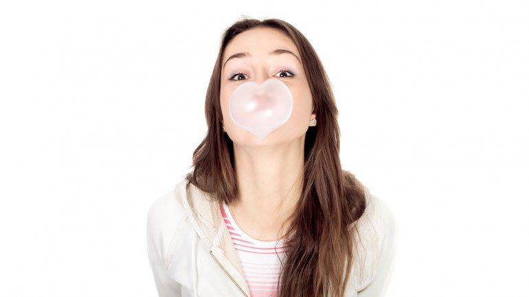 Masticar chicle sin azúcar es una sana costumbre