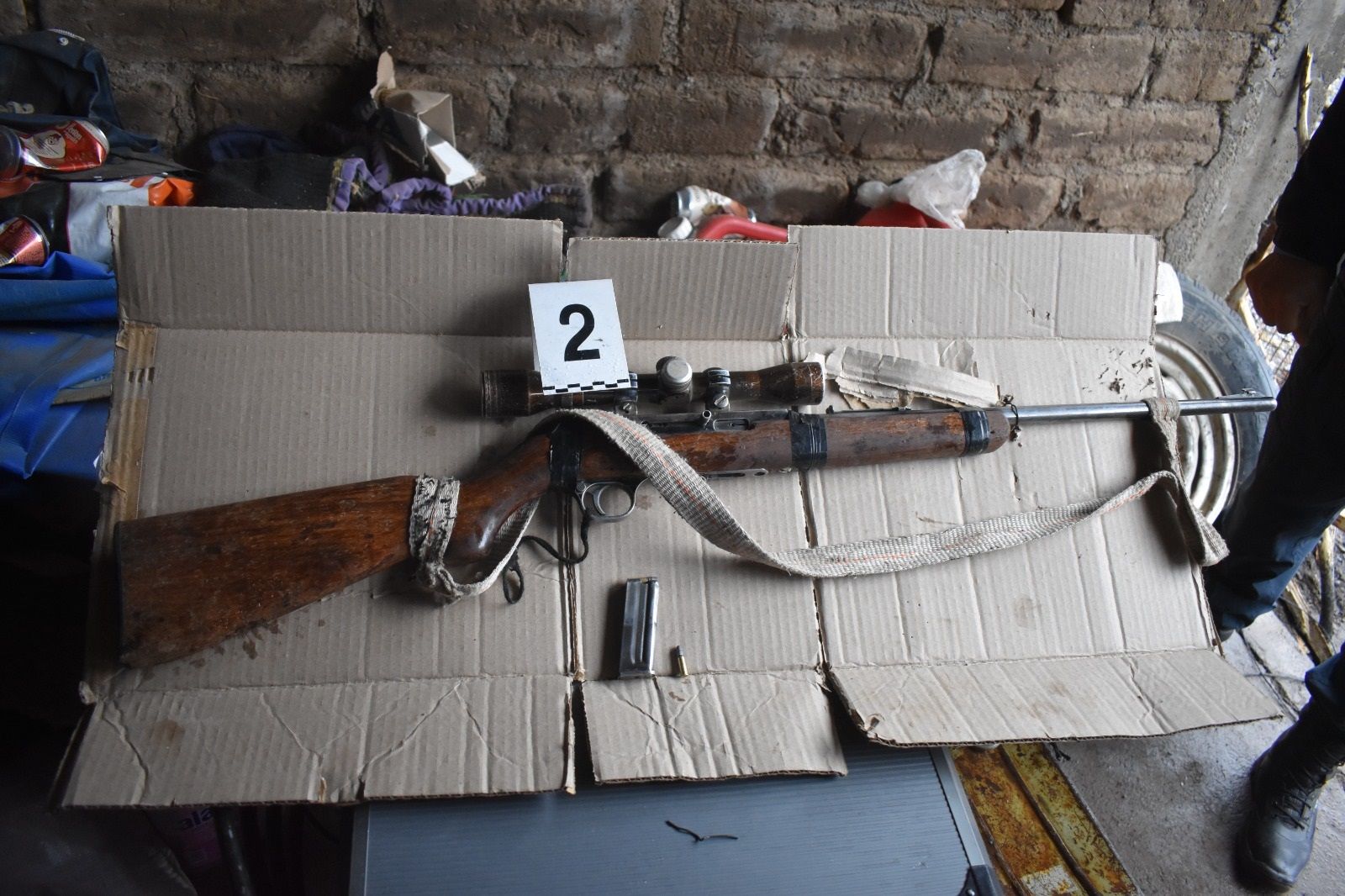 Tras seguir el rastro del WhatsApp allanaron la casa y secuestraron una carabina con mira telescópica, balas y cartuchos.