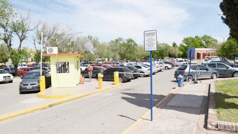A miles de neuquinos no les queda otra que ir a estacionar a las playas del Parque Central.