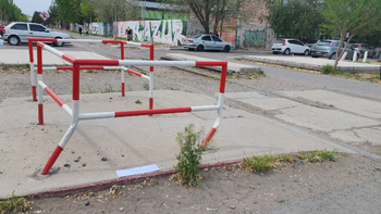 estaciono el auto en las vias del tren y dejo a su perro adentro estaciono el auto en las vias del tren y dejo a su perro adentro