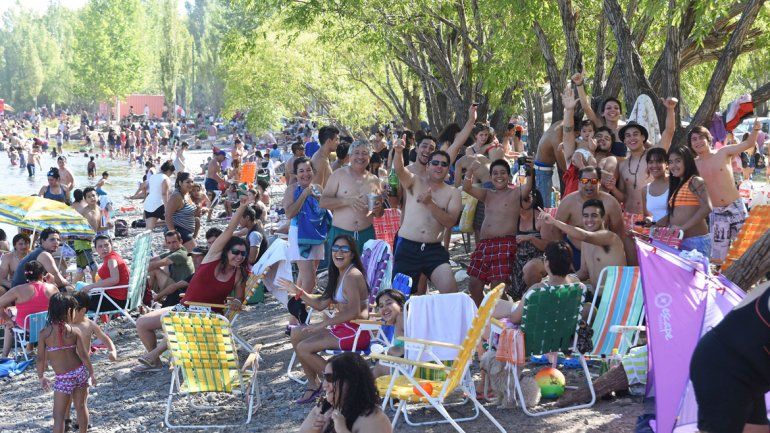 El balneario Gatica recibió a miles de neuquinos que fueron a buscar un poco de alivio en el río.
