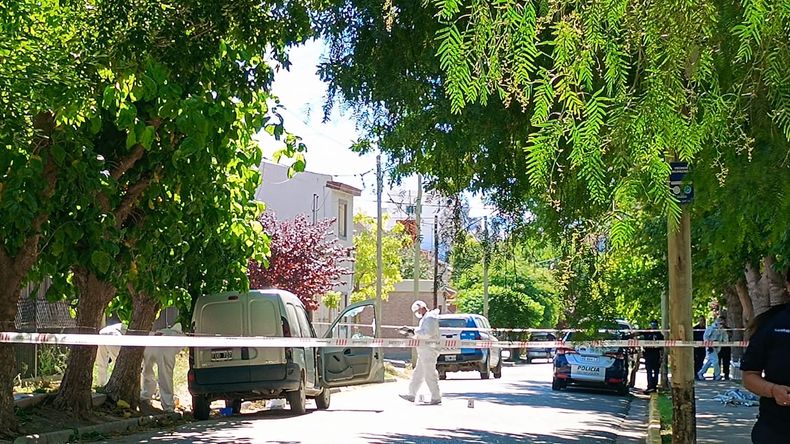 Investigan un femicidio: hallan una mujer muerta dentro de una camioneta en barrio Cumelén | LM Neuquen Investigan un femicidio: hallan una mujer muerta dentro de una camioneta en barrio Cumelén