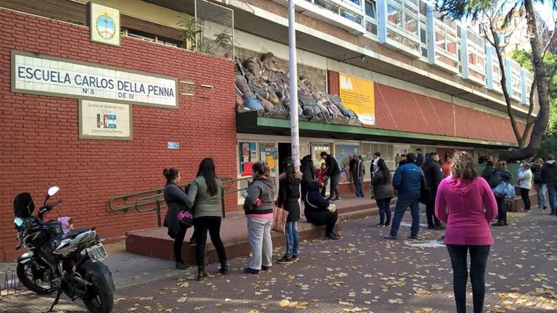 Le clavaron una birome en el brazo: madre y abuela de un nene atacaron al director de una escuela