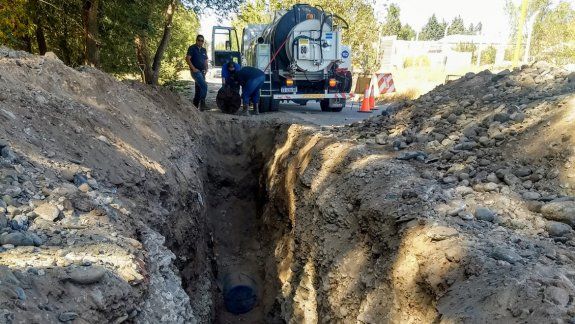 Un caño gigante alivia las cloacas en Centenario
