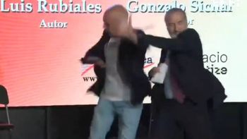 el feroz ataque que recibio el ex presidente de la federacion espanola por parte de su tio durante una conferencia el feroz ataque que recibio el ex presidente de la federacion espanola por parte de su tio durante una conferencia