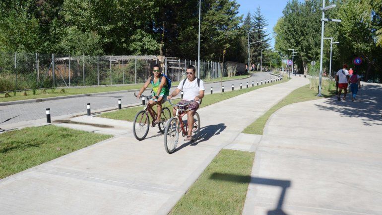 Andar en bicicleta  sobre las sendas es una muy buena opción para transitar el Paseo Costero.