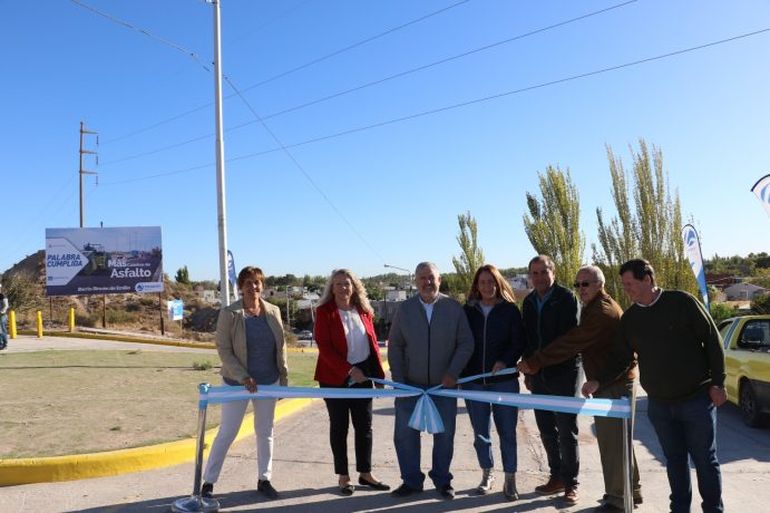 El asfalto nuevo en el acceso a Rincón de Emilio. Los vecinos reclaman obras para evitar inundaciones.