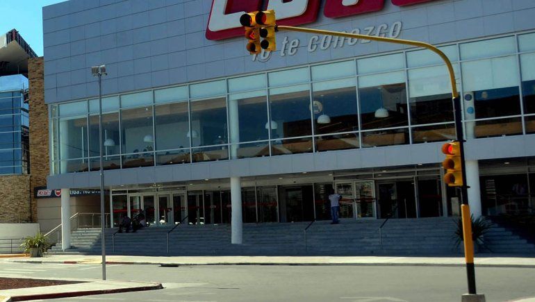 Atrapan a policía cipoleño intentando robar en un híper neuquino