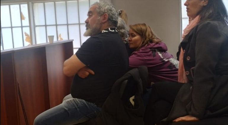 Marcelo García y otros familiares de las víctimas, durante la lectura del fallo en Chubut. Marcelo García y otros familiares de las víctimas, durante la lectura del fallo en Chubut.